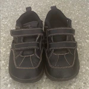 Cherokee Velcro shoes